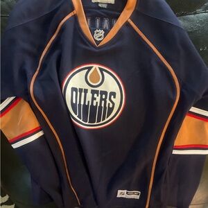 Taylor Hall Oilers Hockey Jersey fits nice , clean no damage, now it’s yours .
